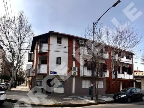 DEPARTAMENTO TIPO CASA UBICADO A UNA CUADRA DE RIVADAVIA