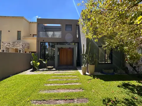 Venta casa 4 ambientes con pileta APTA CREDITO - Barrio Parque Pero