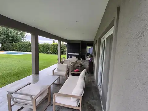 VENTA – INMEJORABLE CASA 8 AMBIENTES EN EL CANTON NORTE