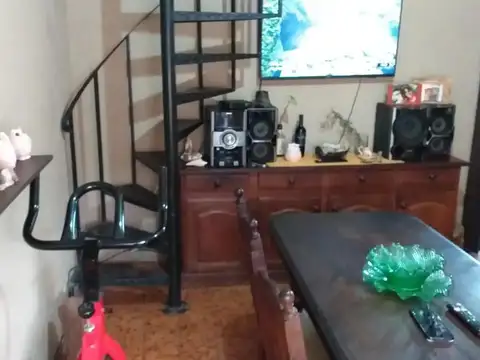 P.H. DOS DORMITORIOS - EXCELENTE ESTADO - A MTS. DE AV. ROSA