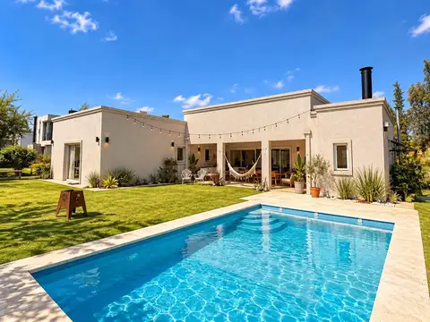 CASA EN VENTA EN WESTON BARRIO CERRADO  – 5 AMBIENTES