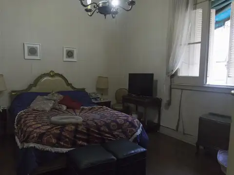 Depto. de 5 ambientes con dependencias.