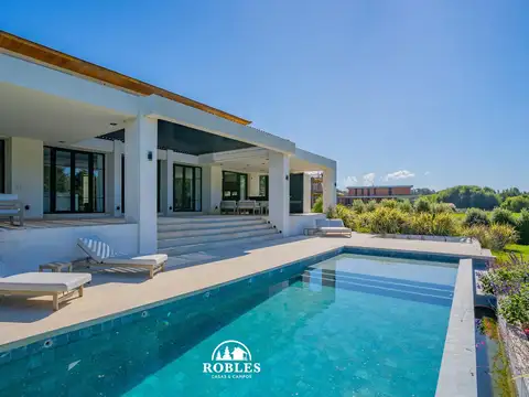 Importante residencia en el excelente barrio privado Rumenco