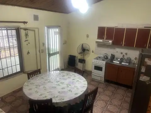 ALQUILER casa en Alberdi de dos dormitorios mas comodin, patio seco y cochera.