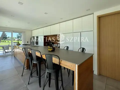 Casa 7 ambientes con 5 baños