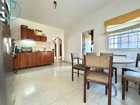 CASA TIPO CHALE 5 AMBIENTES CON JARDIN Y QUINCHO