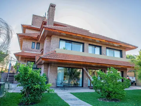 Casa 6 ambientes con 4 baños