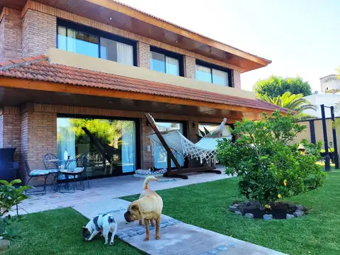 Casa en Venta con 3 cocheras