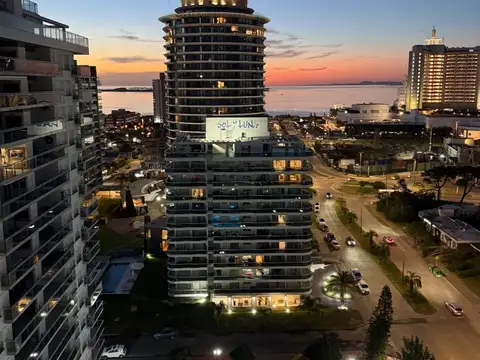 Venta Apartamento 2 dormitorios Av.chiverta piso 15