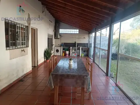 Casa Familiar con Diseño y Potencial Comercial en Barrio Residencial