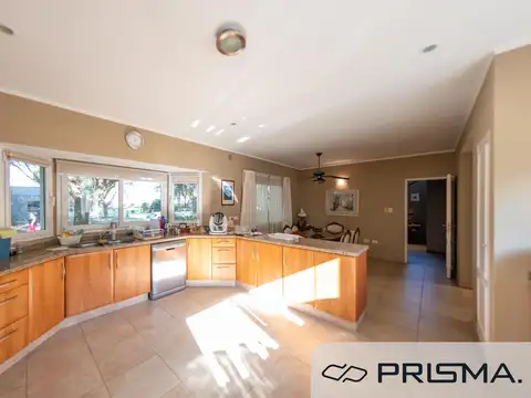 Casa 12 ambientes con 4 baños