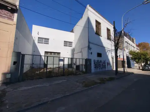 Galpón con entrada para camiones en ALQUILER -Parque Patricios-