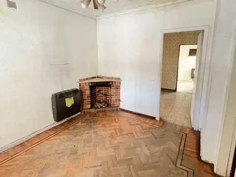 CASA 4 AMBIENTES  "REGULAR ESTADO"  LOTE PROPIO CON JARDIN  PARRILLA Y TERRAZA.