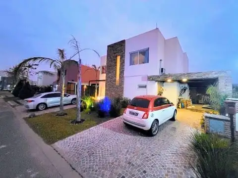 Casa en Venta en Los Robles, USD 295.000
