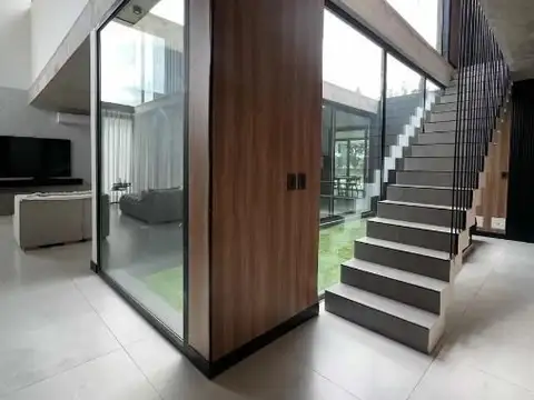 Casa 9 ambientes con 4 baños