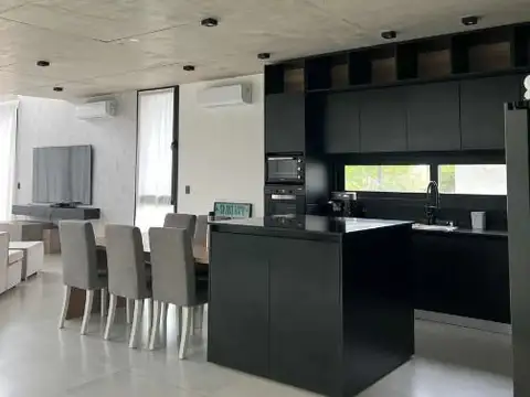 Casa en Alquiler Temporal con 3 cocheras