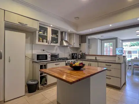 Casa 4 ambientes con 2 baños
