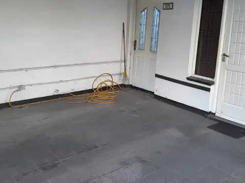 AMPLIA CASA EN VENTA EXCELENTE ZONA CON COCHERA