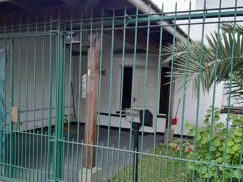 AMPLIA CASA EN VENTA EXCELENTE ZONA CON COCHERA