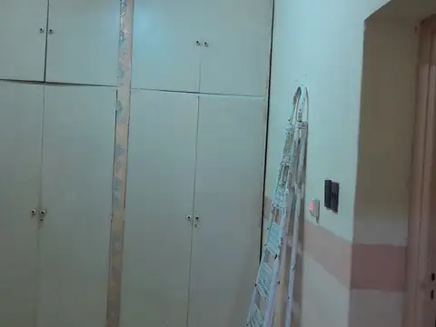 AMPLIA CASA EN VENTA EXCELENTE ZONA CON COCHERA