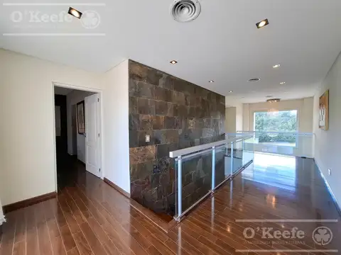 Casa 5 ambientes con 4 baños