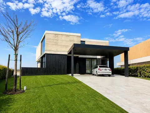 Casa en Venta con 4 cocheras