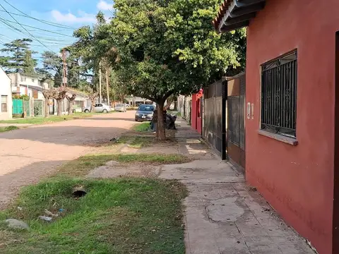 A metros de ruta 8 y a 6 cuadras de ruta 197.