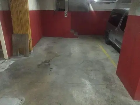 VENTA COCHERA FIJA Y CUBIERTA en Monte Castro- OPORTUNIDAD 