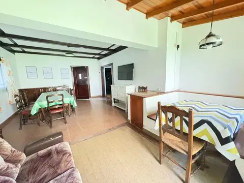 Casa 4 ambientes con 2 baños