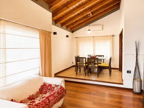 Casa en Venta con 2 cocheras