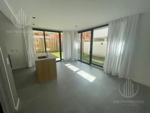 Casa en Alquiler con 2 cocheras