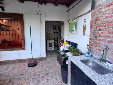 Casa 7 ambientes con 2 baños