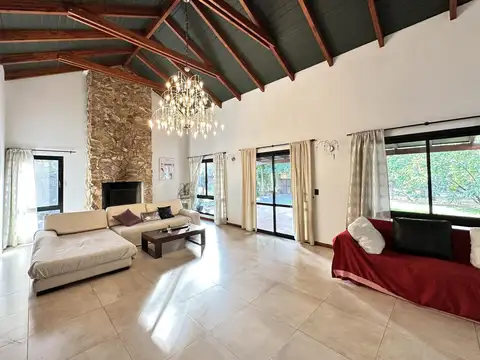 Casa en Alquiler con 2 cocheras