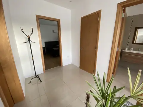 Casa en Alquiler con 2 cocheras