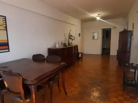 Departamento 5 ambientes con cochera y balcón