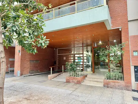 Departamento en venta de tres ambientes con cochera y palier privado en Coghlan.