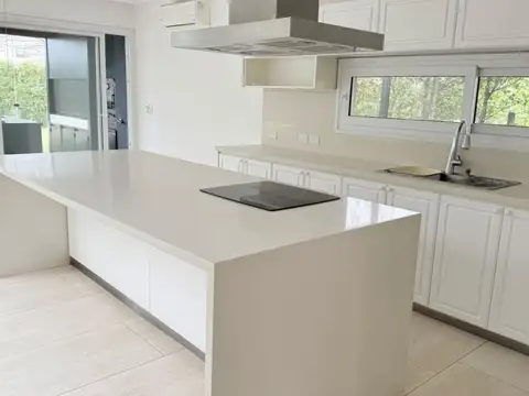 Casa en Alquiler con 1 cochera