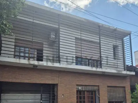 CASA 5 AMBIENTES EN VENTA EN LANUS CON COCHERA