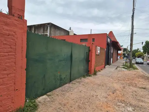 Lote baldío, a mts de Av Gaspar Campos, sobre asfalto.