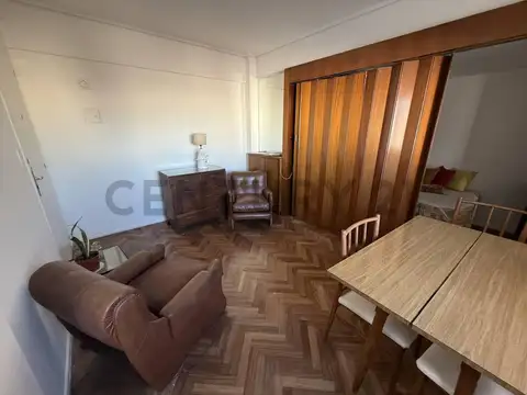 Alquiler Monoambiente luminoso en piso alto con cocina separada y lavadero