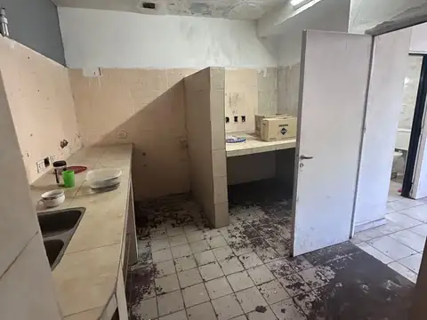 MUY BUEN LOCAL EN VENTA EN LOTE PROPIO DE 1412 MTS 2 mas espacio aereo