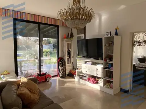 Casa en Venta con 4 cocheras