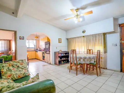 Casa estilo chalet con amplio lote  en Hurlingham