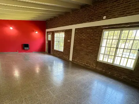 Casa chalet de 2 dormitorios con cochera y patio en alquiler en Tolosa