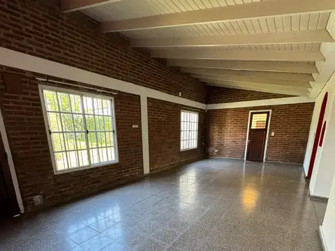 Casa en Alquiler con 3 cocheras