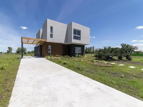 VENTA de casa a estrenar, 5 Ambientes, 220m2 totales sobre lote de 1070m2.