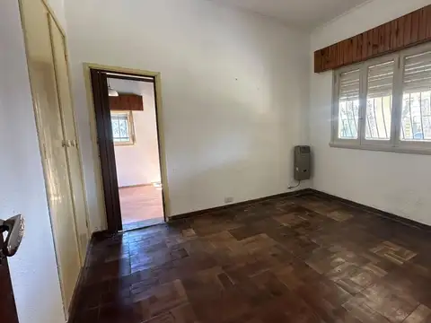 ¡CASA EN VENTA - LONGCHAMPS!