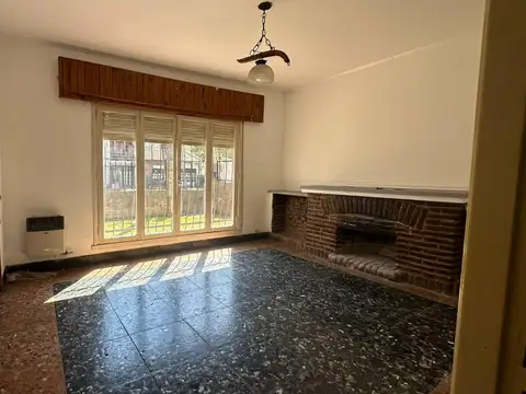 Casa 5 ambientes con 1 baño