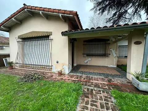 ¡CASA EN VENTA - LONGCHAMPS!