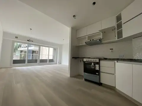Alquilo MONOAMBIENTE DIVISIBLE 41m2 contrafrente con cocina-comedor balcón y lavadero. Apto profesional.